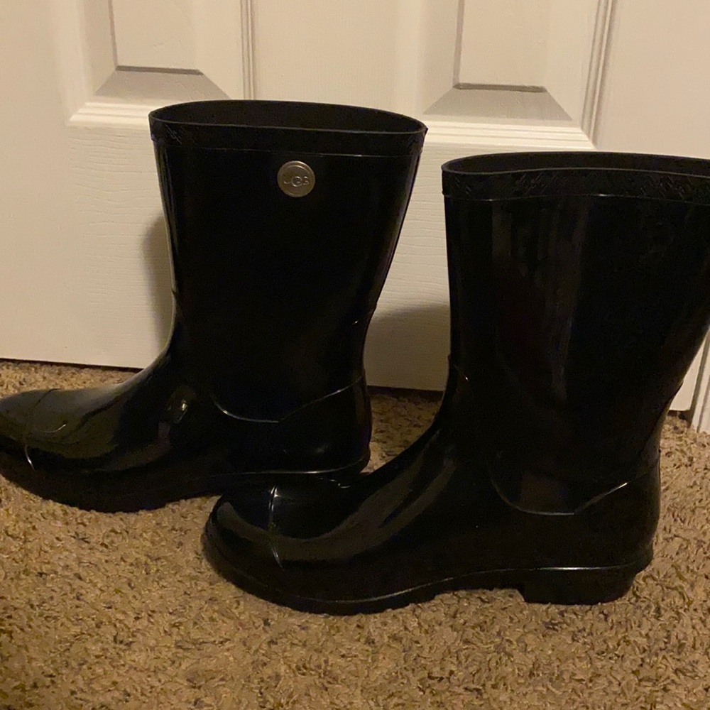 Women’s UGG rain-boats